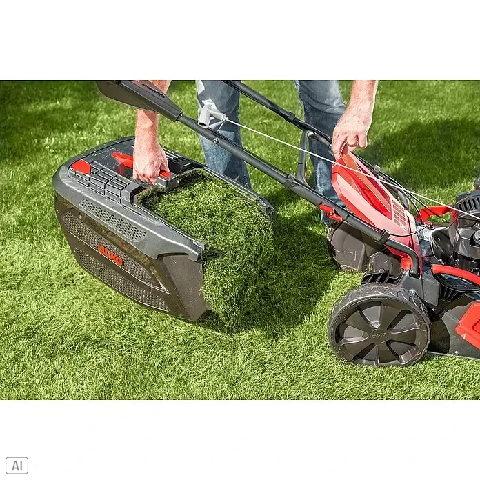 AL-KO Premium Benzin-Rasenmäher 521 SP-A - 2,6 kW, 166 cm³, Schnittbreite: 51 cm - Person entleert einen grauen AL-KO Rasenmäher-Grasfangkorb voller Schnittgut.