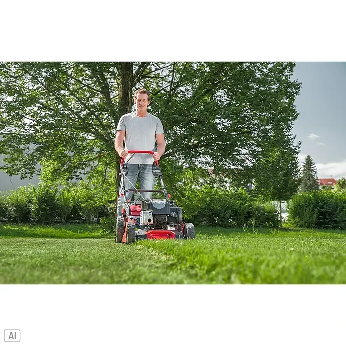 AL-KO Premium Benzin-Rasenmäher 521 SP-A - 2,6 kW, 166 cm³, Schnittbreite: 51 cm - Mann mäht den Rasen mit einem roten Rasenmäher vor einem grünen Garten.