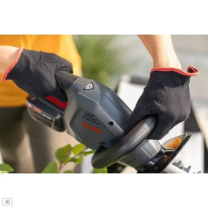 AL-KO Bosch Home & Garden Compatible Akku-Heckenschere HT 1845 - 18 V, Li-Ionen, 1 Akku, Schnittlänge: 45 cm - Hände in schwarzen Schutzhandschuhen bedienen eine graue AL-KO Akku-Heckenschere zum Schneiden von Pflanzen.