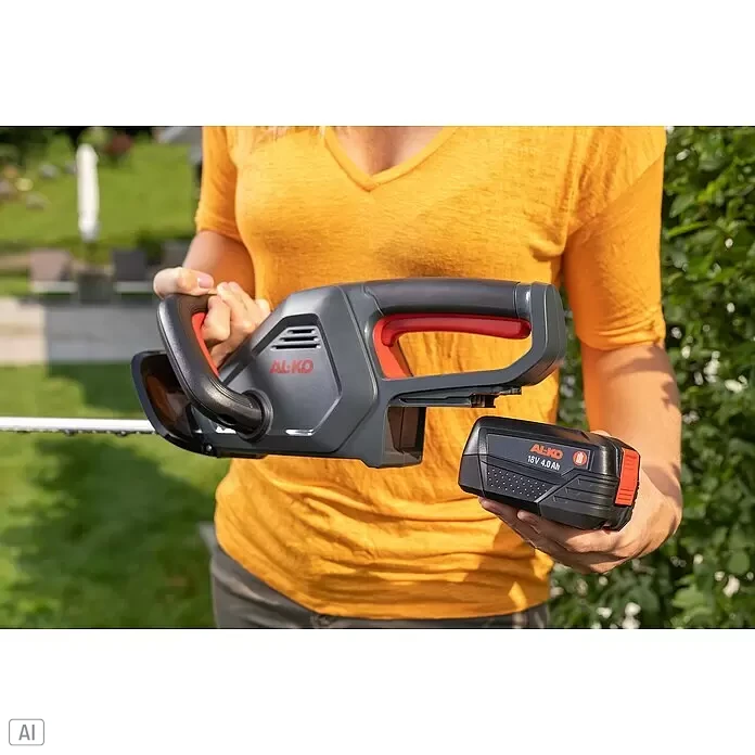 AL-KO Bosch Home & Garden Compatible Akku-Heckenschere HT 1845 - 18 V, Li-Ionen, 1 Akku, Schnittlänge: 45 cm - Person hält eine grau-rote AL-KO Heckenschere und einen schwarzen 18V 4.0Ah AL-KO Akku.