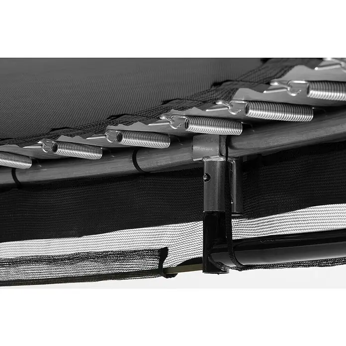Salta Trampolin Comfort Edition Ground - Durchmesser: 251 cm, Schwarz - Detailansicht eines Trampolins, das die Federn zeigt, die die Sprungfläche am Rahmen befestigen, und das Netz, das für Sicherheit sorgt.