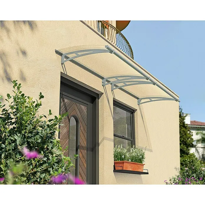Palram – Canopia Pultvordach Aquila - 302 x 91,5 x 17,5 cm, Hellgrau, Farbe Dach: Klar - Diese Aufnahme zeigt eine elegante Türüberdachung, die einen stilvollen Akzent setzt und gleichzeitig Schutz vor Wettereinflüssen bietet.