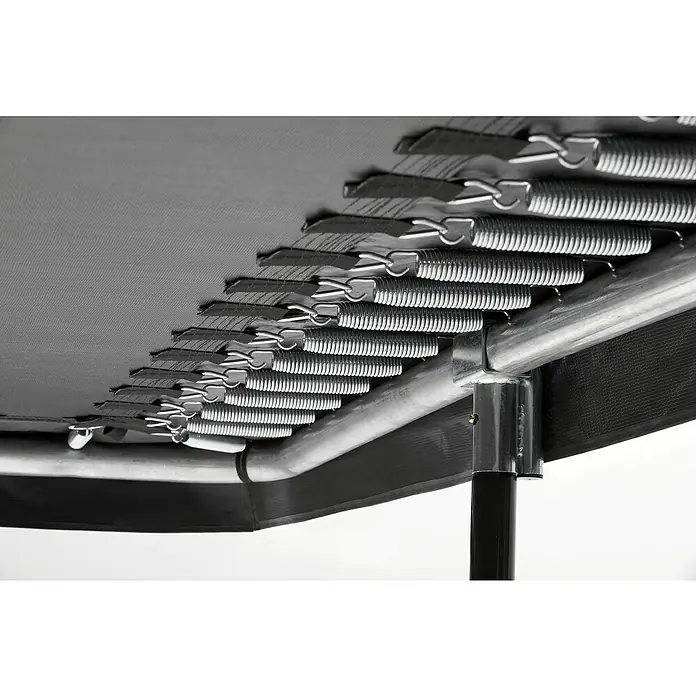 Salta Trampolin Comfort Edition - Schwarz, L x B: 244 x 366 cm - Detailaufnahme eines Trampolins, das die Federn und die Rahmenkonstruktion zeigt. Silberne Federn verbinden das Sprungtuch mit dem Metallrahmen.