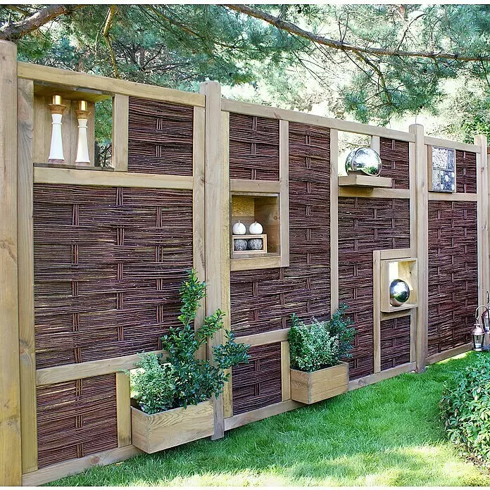 T & J Sichtschutzelement 3D Labo - 94 x 180 cm, 1 Fenster mit Rand, Naturbelassen, Braun - Dekorativer Gartenzaun aus hellem Holz und dunklen geflochtenen Ästen, mit integrierten Regalen für Pflanzen und Ornamente.