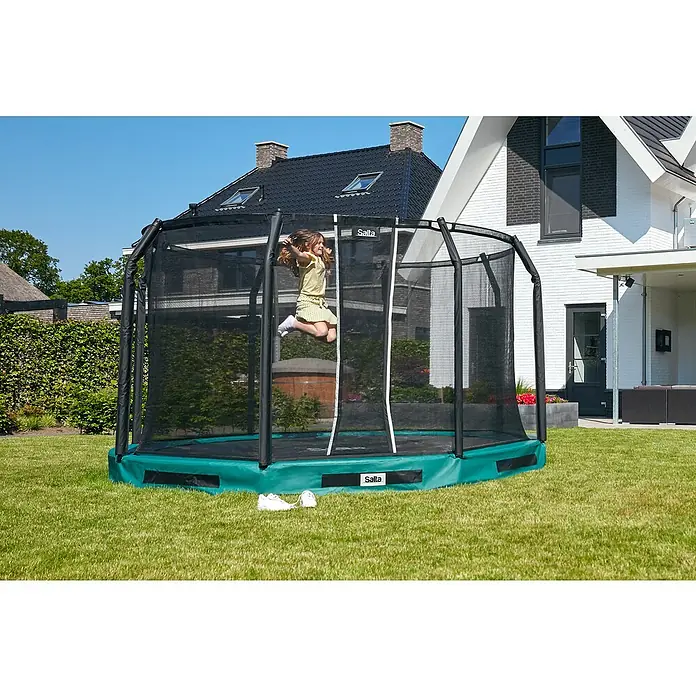 Salta Trampolin Premium Ground - Durchmesser: 305 cm, Grün - Ein Salta-Gartentrampolin im Freien mit einem Kind beim Springen, umgeben von einem Sicherheitsnetz für aktiven Spaß im Garten.