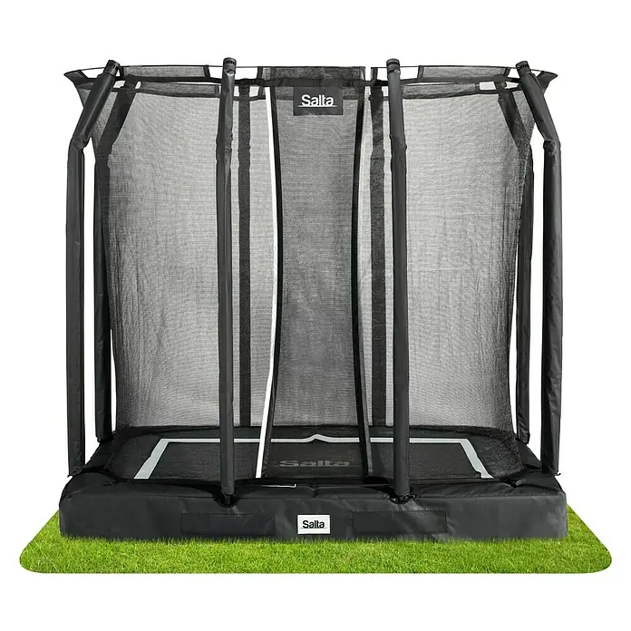 Salta Trampolin Premium Ground - Grün, 214 x 153 cm - Das Bild zeigt ein rechteckiges Salta-Trampolin mit Sicherheitsnetz auf einem Rasen. Das Trampolin ist schwarz und hat weiße Akzente.