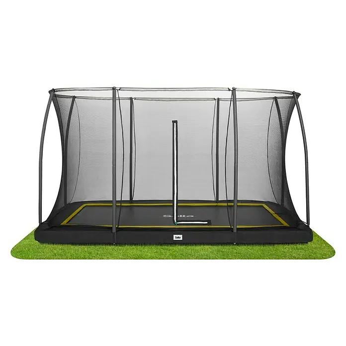 Salta Trampolin Comfort Edition Ground - Schwarz, L x B: 244 x 366 cm - Das Bild zeigt ein rechteckiges Salta Trampolin mit Sicherheitsnetz auf einem grünen Rasen vor einem schwarzen Hintergrund.