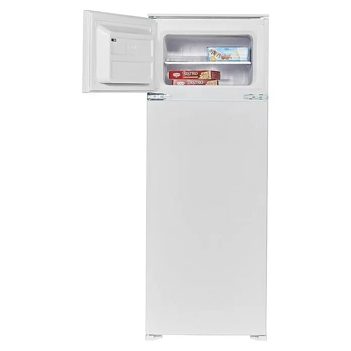 PKM Kühl-Gefrierkombination GK225.4EEBN - Nutzinhalt Gesamt: 205 l, 54 x 54 x 145 cm, Weiß - Weißer Einbaukühlschrank mit offener oberer Gefrierfachtür, die Tiefkühlkost zeigt. Die untere Tür ist geschlossen.