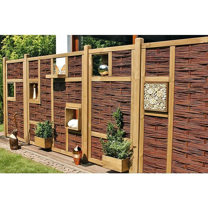 T & J Sichtschutzelement 3D Labo - 180 x 180 cm, 4 Fenster, Naturbelassen, Braun - Eine dekorative Gartenzaun-Struktur mit Holzrahmen und geflochtenen Elementen, verziert mit Pflanzen und Deko-Objekten.