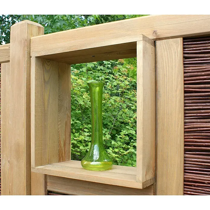 T & J Sichtschutzelement Labo Fenster - 36 x 36 cm, Passend für: Labo-Weidengeflechtsystem, Braun - Dekorative grüne Glasvase, platziert in einem Holzrahmen, der ein natürliches Element in den Garten bringt.
