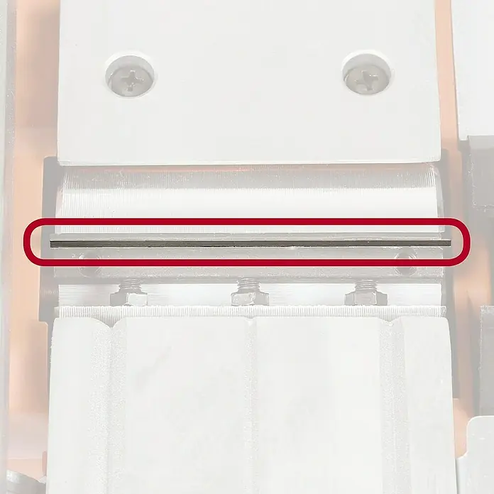 Einhell Expert Elektrohobel TE-PL 900 - 900 W, Hobeltiefe: 0 mm - 3 mm, Leerlaufdrehzahl: 15.000 U/min - Detailansicht des Produkts mit roter Markierung auf einem Bauteil.
