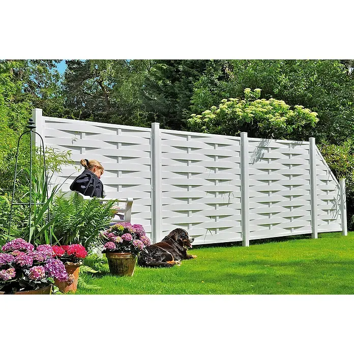 T & J Lightline Sichtschutzelement Lamellen - 180 x 180 cm, Weiß - Eine weiße Zaunanlage mit einem auffälligen Webmuster, die eine elegante und moderne Begrenzung für den Garten bietet.