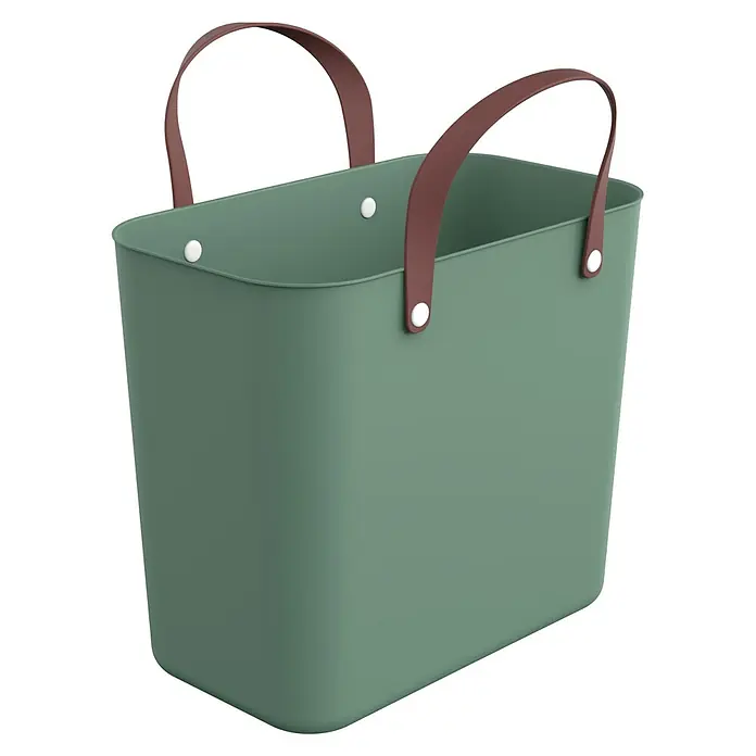 Rotho Albula Tasche Multibag Style - Mistletoe Grün, Kunststoff - Nahaufnahme eines grünen Korbs mit braunen Griffen, befestigt mit weißen Nieten, ideal für stilvolle Aufbewahrung.