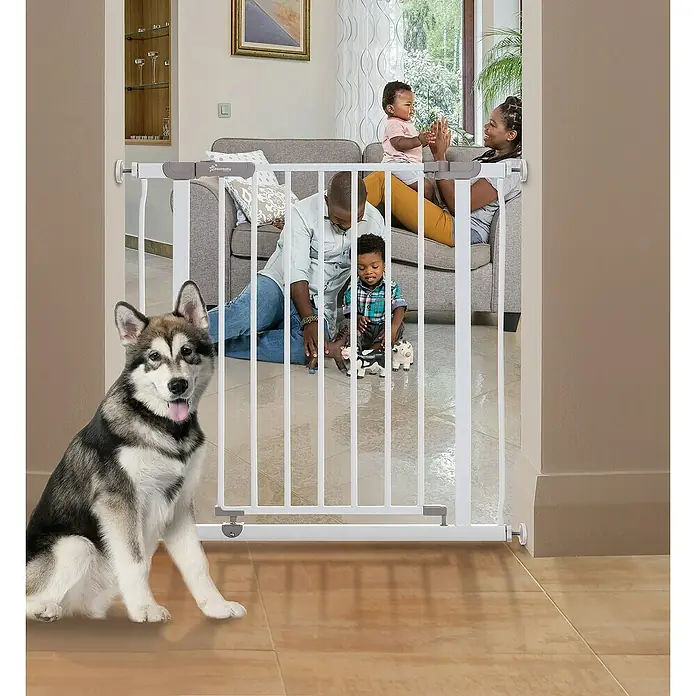 Dreambaby Türschutzgitter Ava - Höhe: 76 cm, Weiß - Das Bild zeigt ein weißes Kindergitter, das in einem Türrahmen installiert ist, um Kinder und Haustiere sicher zu halten.