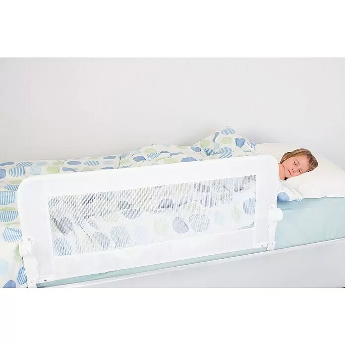 Dreambaby Bettgitter Bett Maggie - Weiß - Weißes Netz-Bettgitter schützt ein schlafendes Kind im Bett.