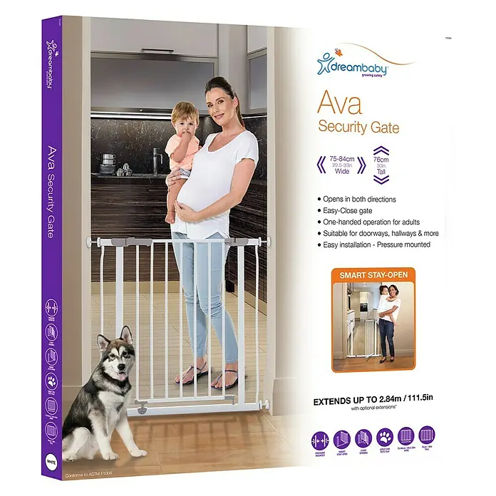 Dreambaby Türschutzgitter Ava - Höhe: 76 cm, Weiß - Produktverpackung des Dreambaby Ava Sicherheitsgitters mit einer schwangeren Frau, einem Kind und einem Hund vor dem Gitter.