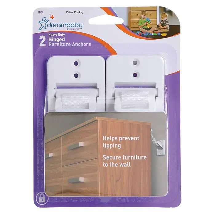 Dreambaby Kippsicherung Scharniere - Weiß - Verpackung mit zwei robusten, klappbaren Möbelankern von Dreambaby zur sicheren Befestigung von Möbeln an der Wand und zur Vermeidung von Kippen.