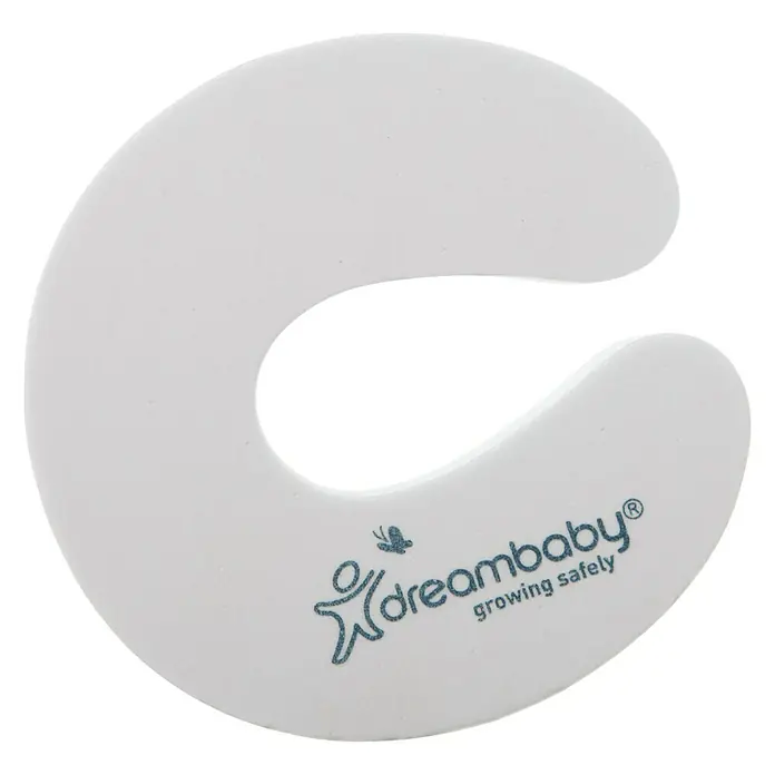 Dreambaby Türstopper - Weiß - Nahaufnahme eines weißen Türstoppers in C-Form mit dem "Dreambaby"-Logo, das die Sicherheit von Babys in Innenräumen gewährleistet.