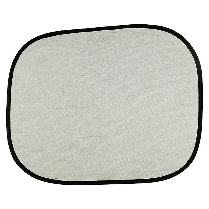 Dreambaby Sonnenschutz Insta-Cling - Geeignet für: Fenster, L x B: 48 x 30,5 cm - Nahaufnahme eines rechteckigen Auto-Sonnenschutz mit feinem Netzgewebe und abgerundeten Ecken.