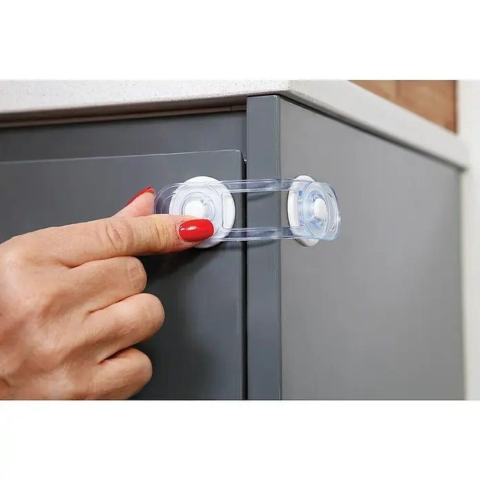 Dreambaby Kindersicherheits-Set 35 -tlg. - Weiß - Ein Kindersicherheitsverschluss wird an einer Schranktür befestigt, um Kinder vor gefährlichen Inhalten zu schützen.