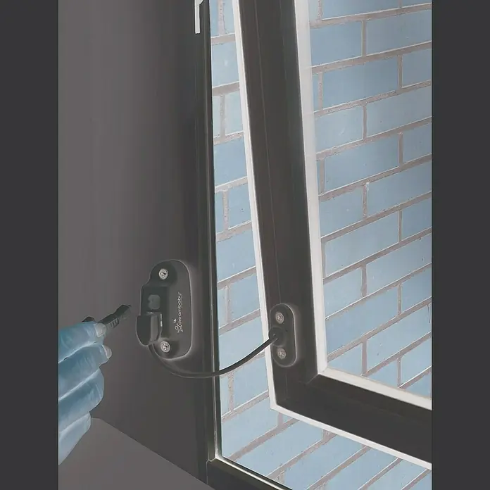 Dreambaby Fenstersicherung BREEZZ-Lock mit Schlüssel - Weiß - Das Bild zeigt einen Dream Baby Fensterschloss, der an einem Fensterrahmen montiert ist und zur Kindersicherung dient.