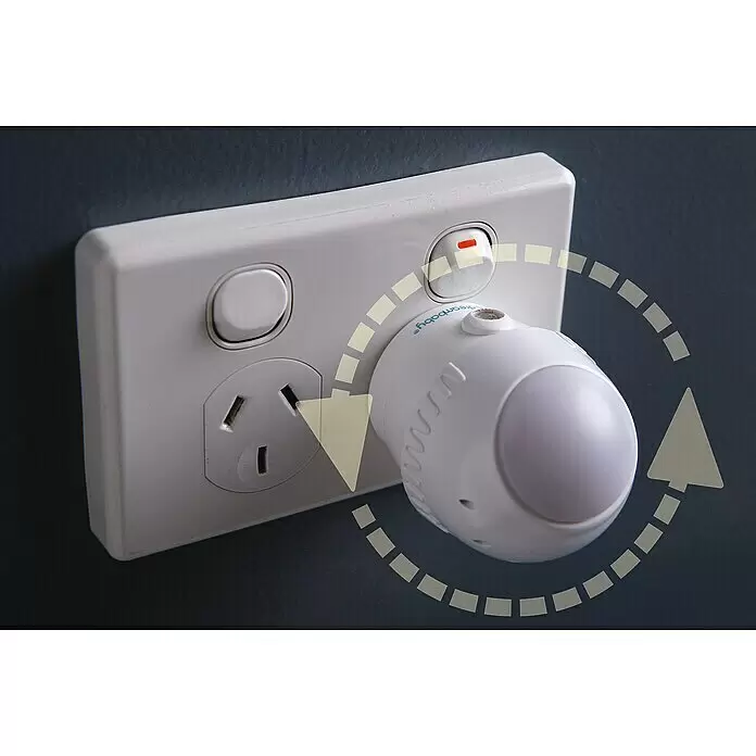 Dreambaby LED-Nachtlicht mit Sensor - L x B x H: 15 x 10 x 5,3 cm - Weißes Dreambaby Nachtlicht mit Lichtsensor, in Steckdose gesteckt. Drehbarer Kopf ermöglicht einstellbare Lichtrichtung.