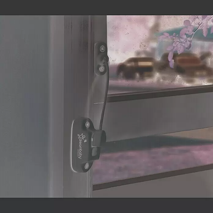 Dreambaby Fenstersicherung BREEZZ-Lock mit Schlüssel - Weiß - Weißer Dreambaby Fensterschließer am Fensterrahmen, begrenzt die Öffnung, mit Blick nach draußen.