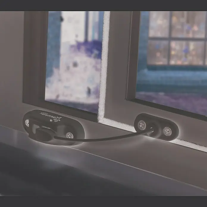 Dreambaby Fenstersicherung BREEZZ-Lock mit Schlüssel - Weiß - Ein Dreambaby-Fensterbegrenzer sichert Fenster mit einem Kabel und Befestigungen, um die Öffnung zu begrenzen und die Sicherheit zu erhöhen.