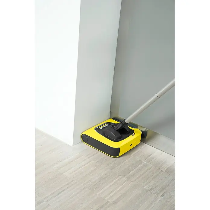 Kärcher Escoba de batería KB 5 - 3,7 V, 1 batería, Volumen de recipiente: 0,37 l - La barredora amarilla Kärcher ofrece una limpieza eficiente. Perfecta para la limpieza rápida en suelos duros y fácil de maniobrar.