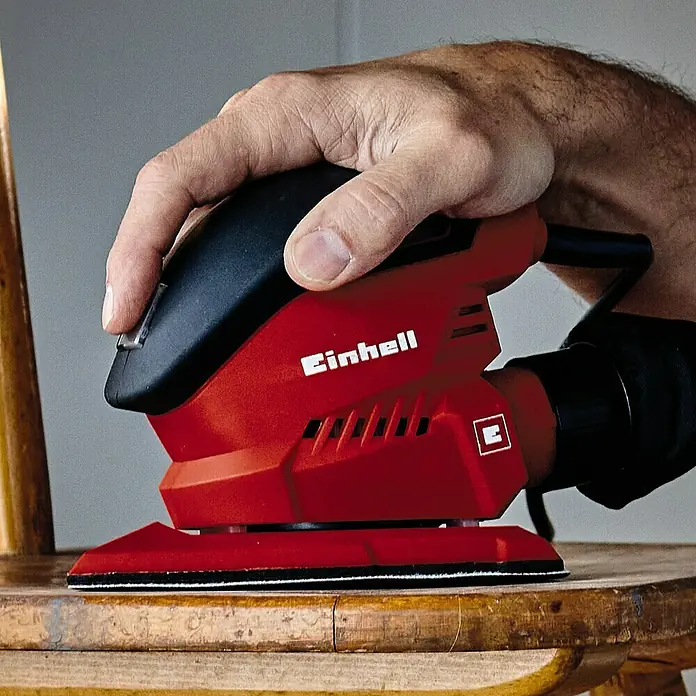 Einhell Elektro-Multischleifer TH-OS 1016 - 100 W, Leerlaufschwingzahl: 24.000 U/min, Durchmesser Schwingkreis: 1,6 mm - Nahaufnahme eines Einhell-Elektroschleifers in Aktion, der auf einer Holzoberfläche verwendet wird. Präzises Schleifen für perfekte Oberflächen.