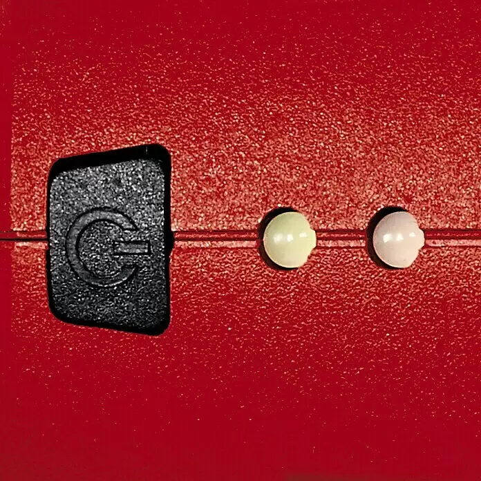 Einhell Classic Akku-Heißklebepistole TC-CG 3,6/1 Li - 3,6 V, 1 Akku, 1.500 mAh, Durchmesser Klebepatrone: 7 mm - Rotes strukturiertes Gerätegehäuse mit schwarzem Ein-/Ausschalter und zwei runden Kontrollleuchten.