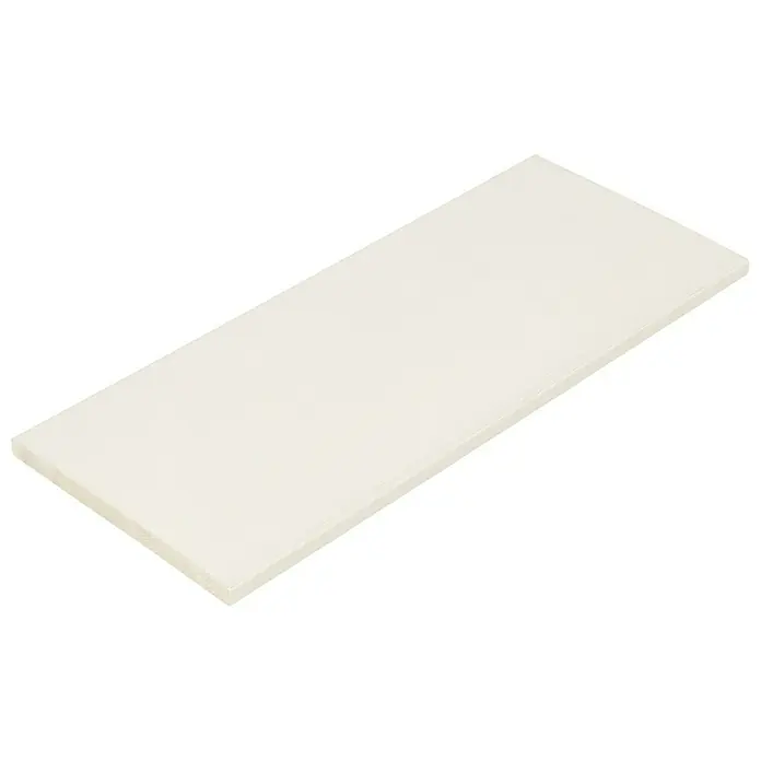 Dolle Wandboard Lite Vintage - L x B x S: 60 x 25 x 1,8 cm, Kiefer weiß - Nahaufnahme eines weißen Schneidebretts auf schwarzem Hintergrund, ideal für Küchen- und Essenszubereitungszwecke.