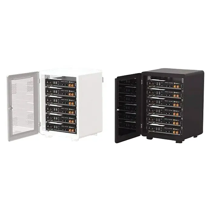 Batería solar Pylontech US2000C - L x An x Al: 42 x 44,2 x 11,9 cm - Dos racks de servidores, uno blanco y uno negro, ambos con puertas de vidrio abiertas que muestran el equipo del servidor dentro.