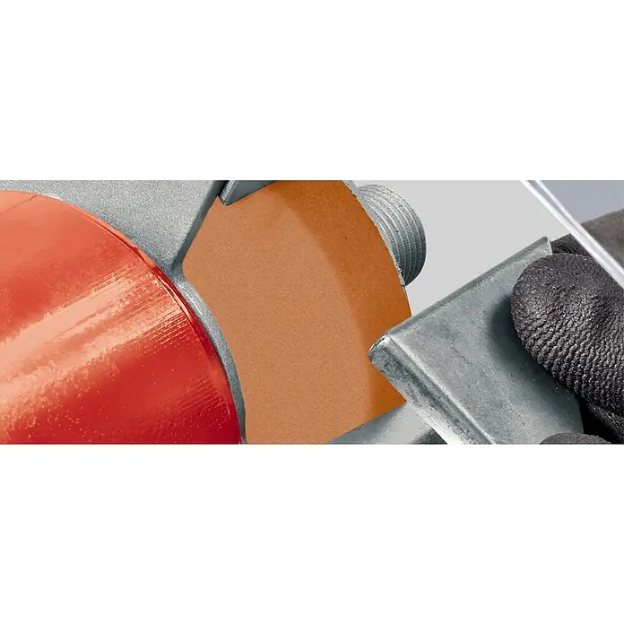 Einhell Polierrad - Durchmesser: 75 mm, Körnung: 120, Durchmesser Bohrung: 10 mm - Detailaufnahme einer Schleifmaschine mit einem rotierenden Schleifstein, der ein Werkstück bearbeitet. Schutzhandschuhe sind im Bild zu sehen.