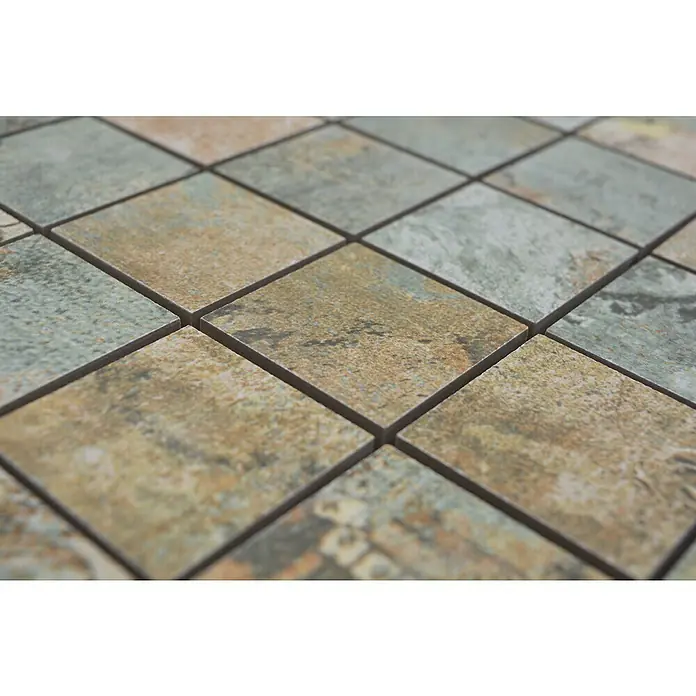 Mosaikfliese Quadrat Curtain 47 Mix CB 47BBG - 29,5 x 29,5 cm, Grün/Beige/Braun, Matt - Nahaufnahme von quadratischen, mehrfarbigen Keramikfliesen. Die Fliesen haben ein rustikales Design mit Erd- und Grautönen.