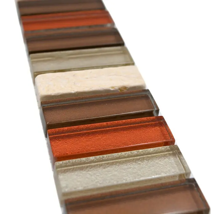 Fliesenbordüre Hendon BO NB1110 - 30,5 x 4,8 cm, Beige/Braun, Glänzend - Detailansicht von bunten Mosaikfliesen, die in warmen Erd- und Orangetönen gehalten sind, ideal für Bad und Küche.