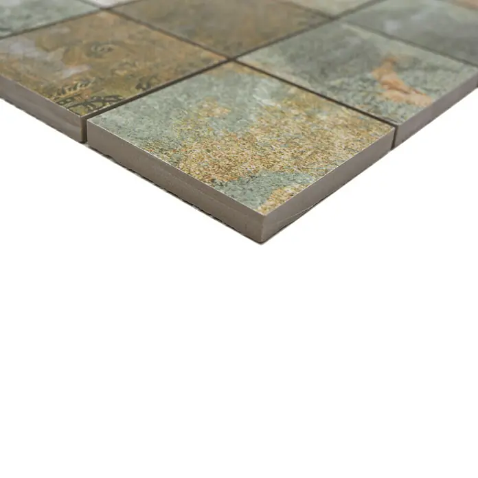 Mosaikfliese Quadrat Curtain 71 Mix CB 71BBG - 29 x 29 cm, Grün/Beige/Braun, Matt - Nahaufnahme einer dekorativen, quadratischen Wandfliese in Erd- und Grüntönen, ideal für Küche oder Bad, die eine rustikale und natürliche Ästhetik verleiht.