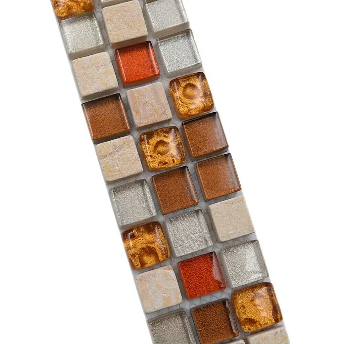 Fliesenbordüre Hendon BO NB1109 - 30 x 4,8 cm, Beige/Braun, Glänzend - Nahaufnahme von quadratischen Mosaikfliesen in verschiedenen Farben und Texturen, ideal für Badezimmer- oder Küchenrückwände.