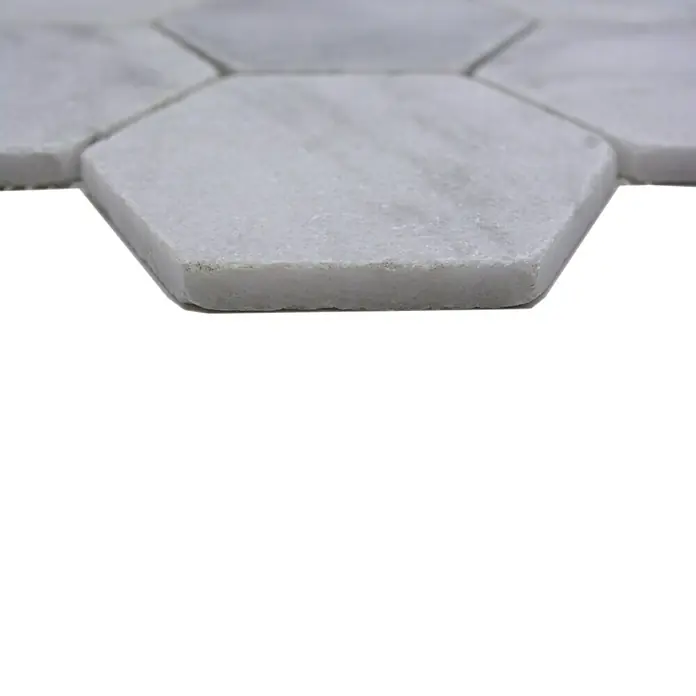 Mosaikfliese Hexagon Ibiza White Antique Marble XNT HX14219,9 x 26,2 cm, Weiß, Matt - Nahaufnahme eines sechseckigen Marmorfliesenmusters in Weiß und Grau. Die Fliesen sind für Badezimmer oder Küchen geeignet.