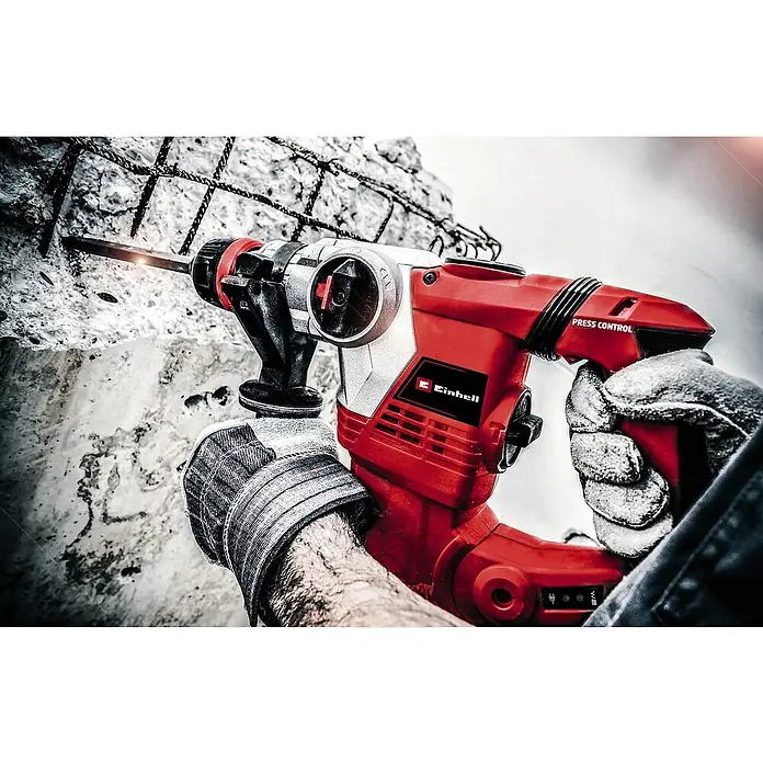 Einhell Expert Plus Kombihammer TE-RH 32 4F Kit - 1.250 W, 5 J, SDS-Plus-Aufnahme - Nahaufnahme eines Einhell Bohrhammers in Aktion, der durch Beton bohrt und seine Leistungsfähigkeit unter Beweis stellt.