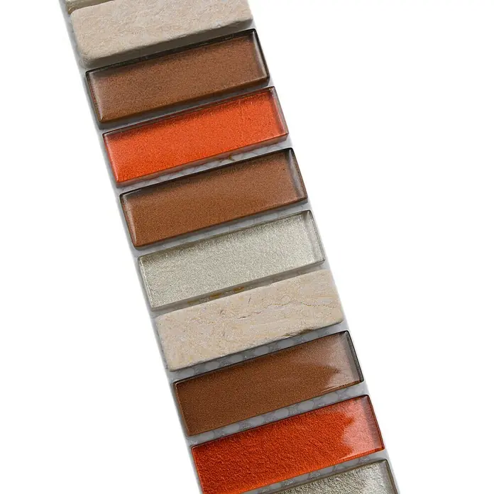 Fliesenbordüre Hendon BO NB1110 - 30,5 x 4,8 cm, Beige/Braun, Glänzend - Ein Streifen dekorativer Glasmosaikfliesen in verschiedenen Farben und Texturen.