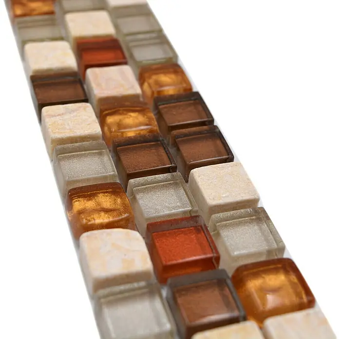 Fliesenbordüre Hendon BO NB1109 - 30 x 4,8 cm, Beige/Braun, Glänzend - Nahaufnahme der quadratischen Mosaikfliesen mit Erdtönen und glasierter Oberfläche.