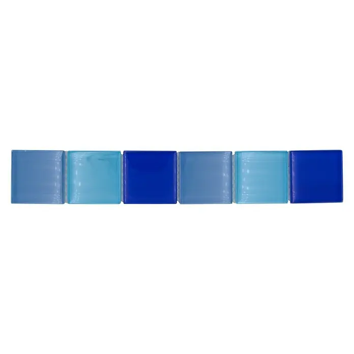 Fliesenbordüre Vision BO NB19480 - 4,8 x 30 cm, Blau, Glänzend - Nahaufnahme von sechs blauen Mosaikfliesen, die sich für die Gestaltung von Badezimmern und Küchen eignen.