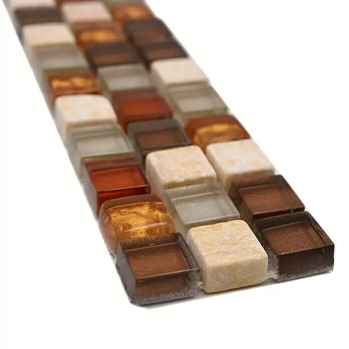 Fliesenbordüre Hendon BO NB1109 - 30 x 4,8 cm, Beige/Braun, Glänzend - Streifen quadratischer Mosaikfliesen in Braun-, Beige- und Amber-Tönen mit Glas- und matter Textur.