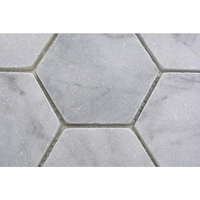 Mosaikfliese Hexagon Ibiza White Antique Marble XNT HX14219,9 x 26,2 cm, Weiß, Matt - Elegante Nahaufnahme von sechseckigen Marmorfliesen, die ein stilvolles Muster mit subtilen Maserungen und hellgrauer Farbgebung zeigen.