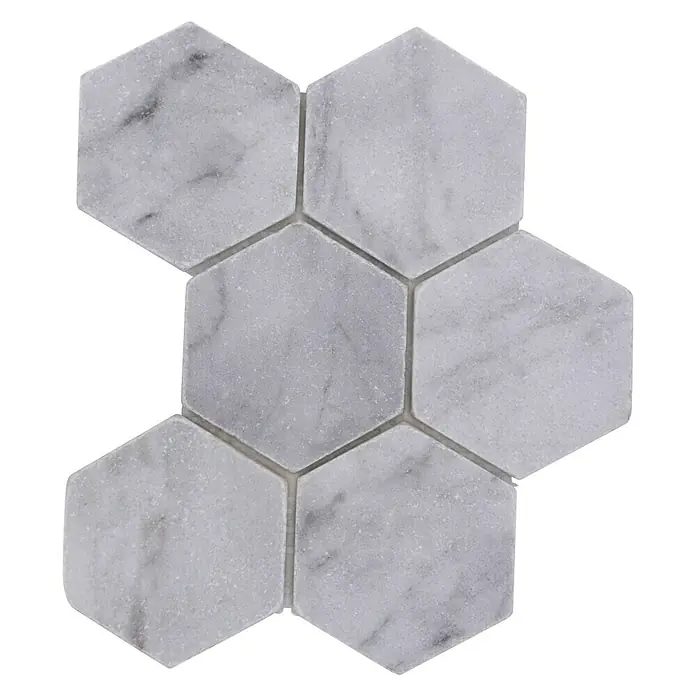 Mosaikfliese Hexagon Ibiza White Antique Marble XNT HX14219,9 x 26,2 cm, Weiß, Matt - Sechs Marmor-Hexagon-Fliesen auf schwarzem Hintergrund, die ein elegantes Mosaik für stilvolle Innenräume bilden.