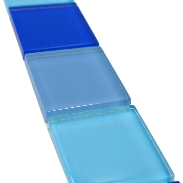 Fliesenbordüre Vision BO NB19480 - 4,8 x 30 cm, Blau, Glänzend - Nahaufnahme von blauen Glasmosaikfliesen, die ein modernes und schlichtes Design für Badezimmer oder Küchenrückwände zeigen.