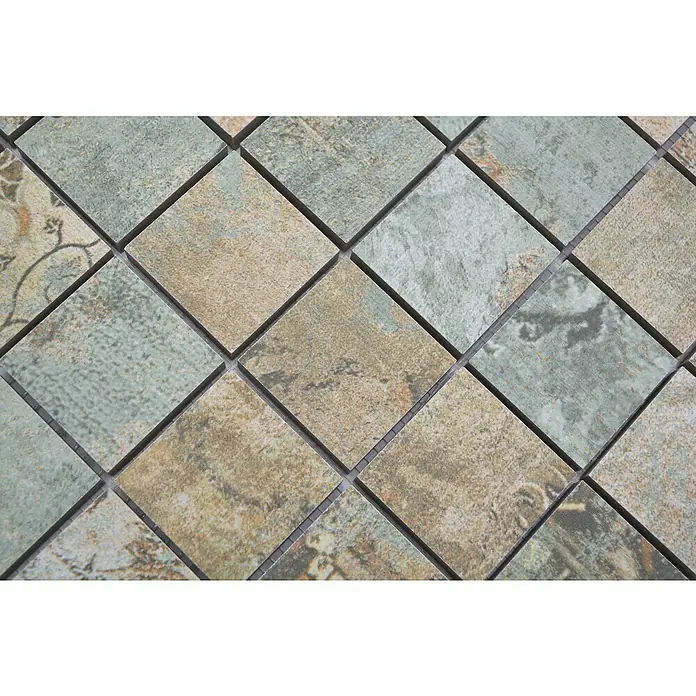 Mosaikfliese Quadrat Curtain 47 Mix CB 47BBG - 29,5 x 29,5 cm, Grün/Beige/Braun, Matt - Detailaufnahme eines Mosaikfliesenmusters in quadratischer Form, das eine rustikale und strukturierte Oberfläche in Erdtönen zeigt.