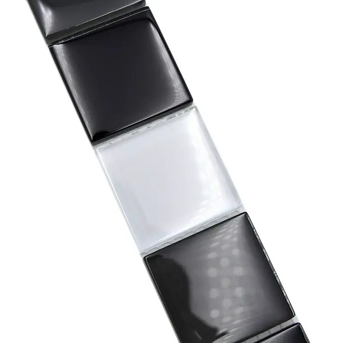 Fliesenbordüre Vision BO NB19481 - 4,8 x 30 cm, Mix Schwarz/Grau, Glänzend - Nahaufnahme von schwarzen und weißen Fliesen, die ein schlichtes, modernes Design für Badezimmer oder Küchenrückwände bieten.