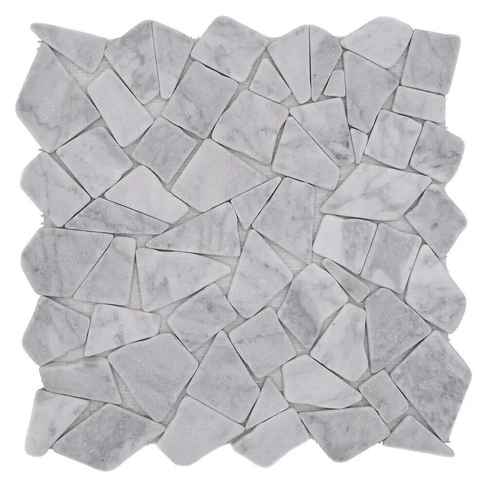 Mosaikfliese CIOT 30/2000 - 30,5 x 30,5 cm, Weiß/Grau, Matt - Nahaufnahme des Marmormosaiks mit unregelmäßigen Steinen in Weiß- und Grautönen, ideal für stilvolle Wand- und Bodengestaltung.